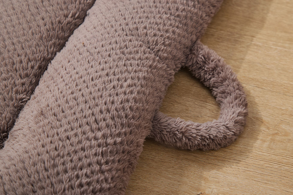 CozyPaws Insulated Pet Mat handle